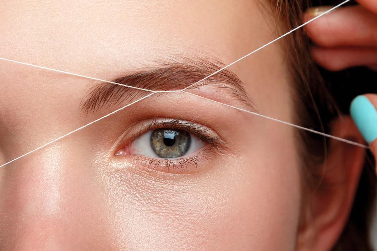 Perfilado de cejas con hilo